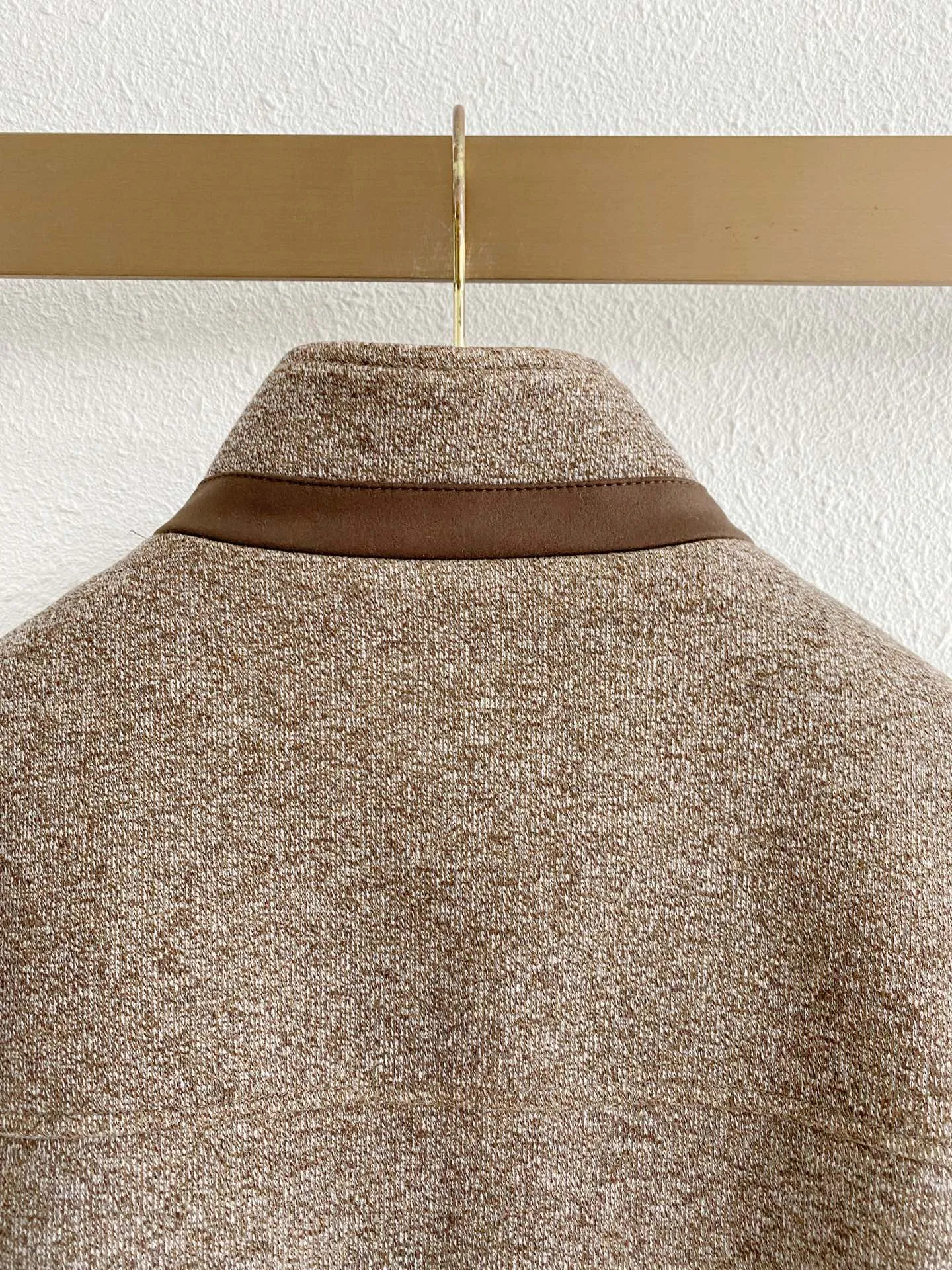 BC 2026 Autumn and Winter New Arrival Jacket Wool blended fabric is warm, delicate and has a high-end texture. The zippered stand collar has a neat and short silhouette, the collar has exquisite leather splicing details, and the ribbed cuffs and hem are snug and windproof. The diagonal pockets are practical and elegant. The two colors of oatmeal and Navy Blue are calm and Versatile. It can be used for both business and leisure. It is a men's autumn and winter quality commuter jacket. Sizes:M-3XL